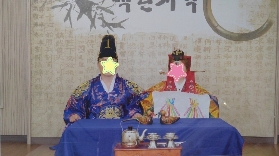 중년 커플이 혼인을 하셨어요