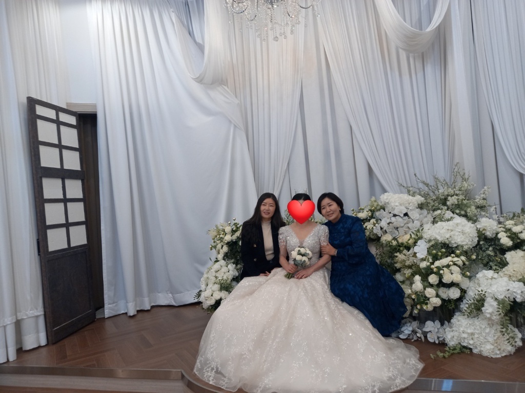 신부대기실에서 함께 기념촬영하였습니다.