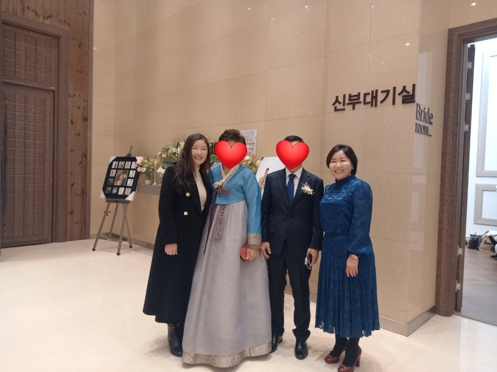 신랑측 부모님과 함께 기념촬영 하였습니다.