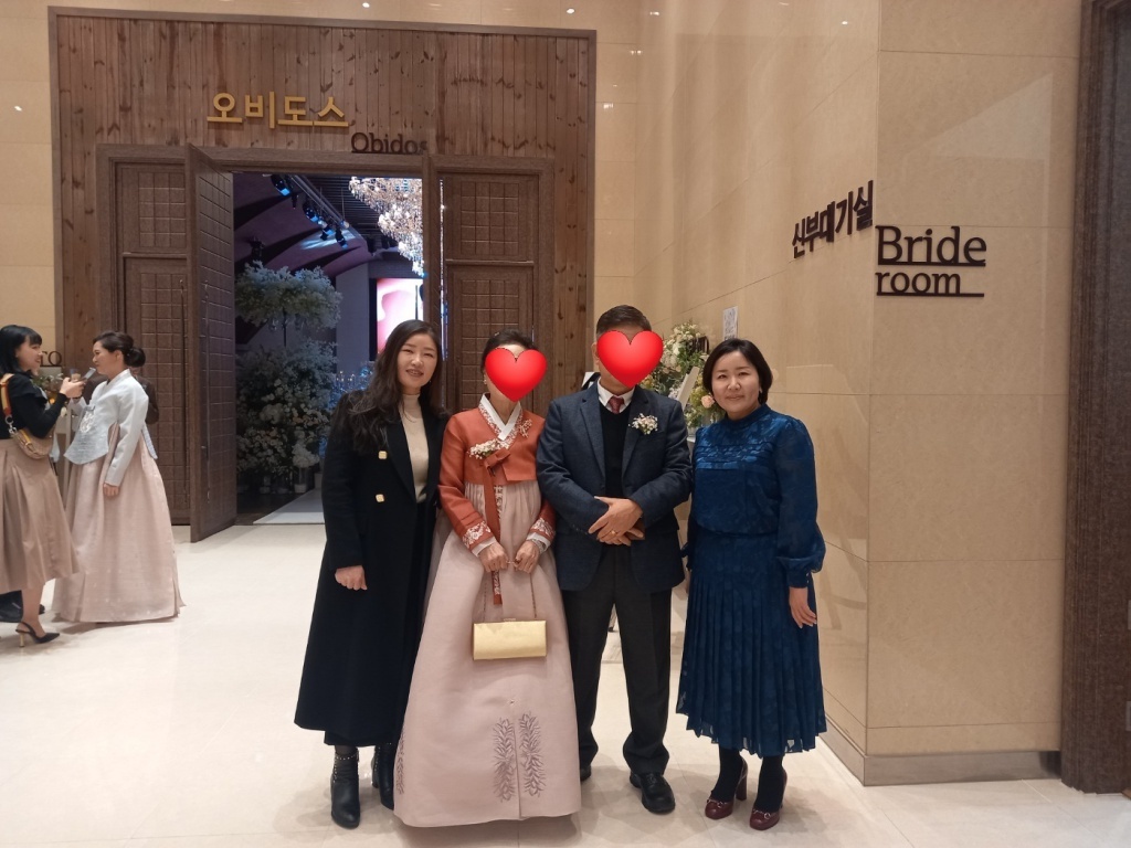 광주에서 신부측 부모님과 함께 기념촬영입니다.