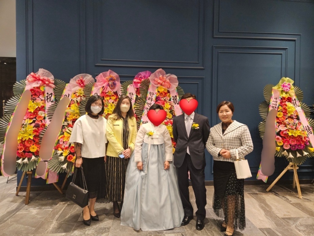 남북커플 결혼식장에서 한 장 ^^