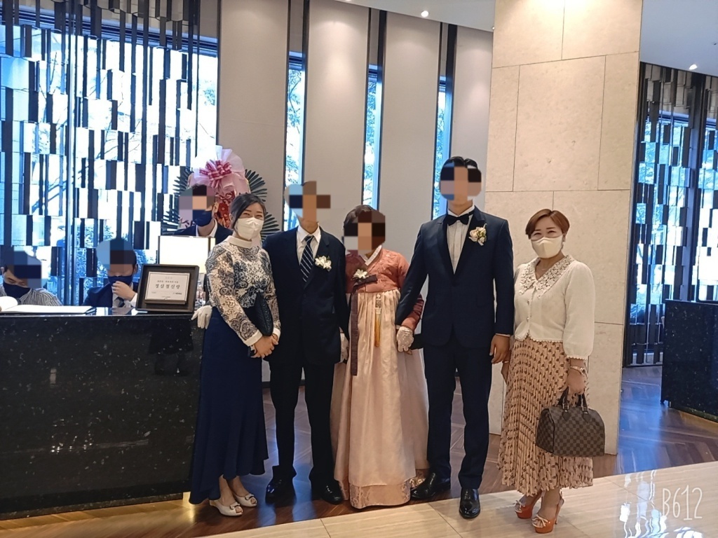 남북결혼커플의 신랑측 부모님과 함께