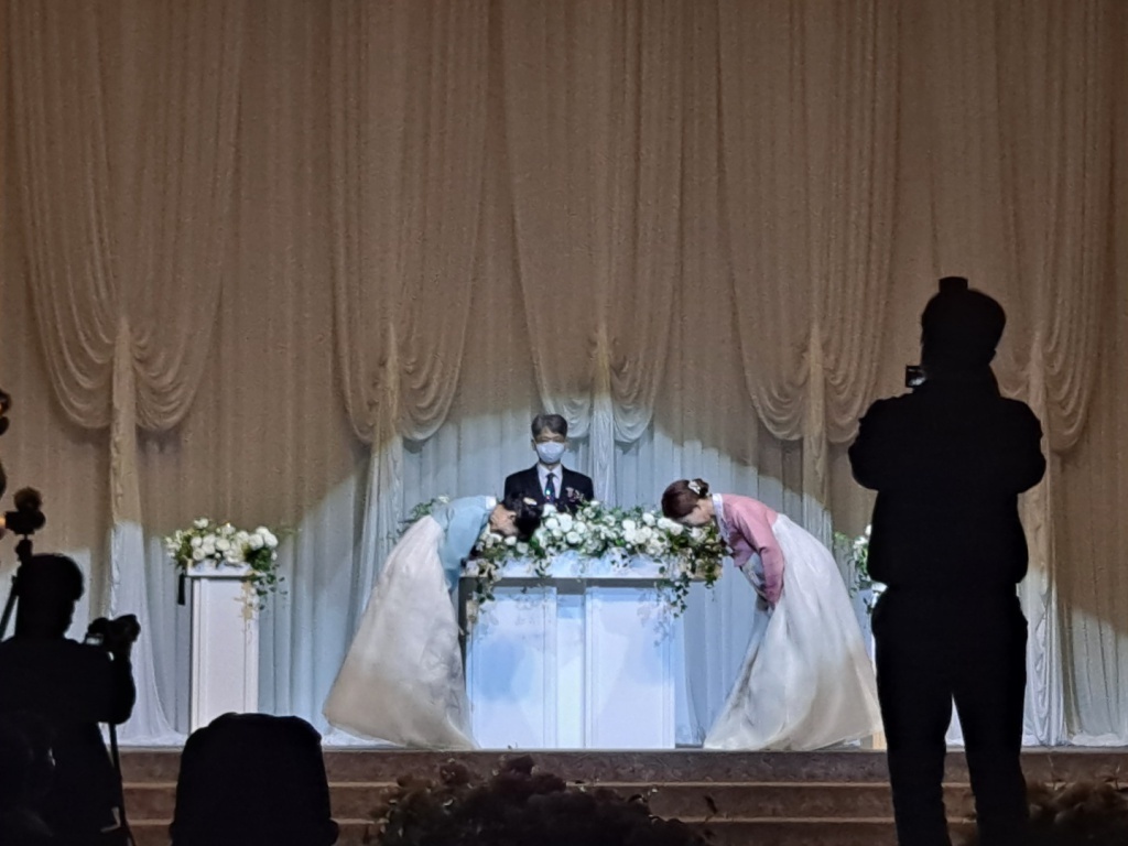 양가의 어머님들이 맞절하는 모습입니다.